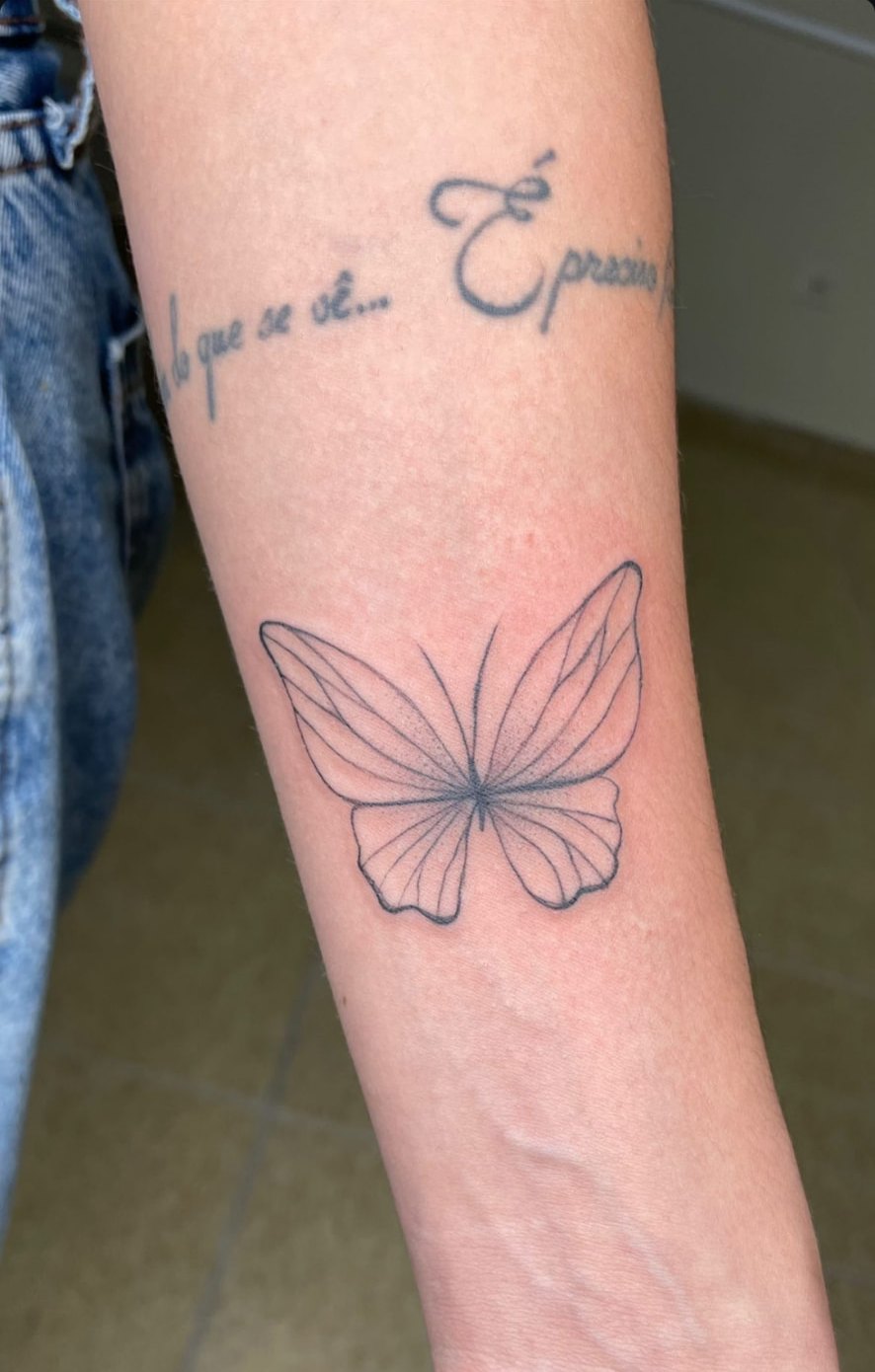 Tattoo fineline de borboleta no antebraço