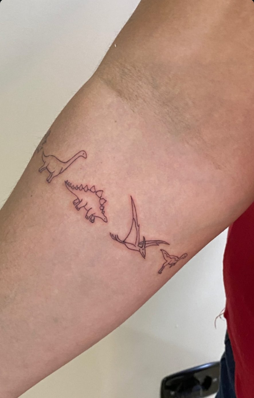 Tattoo fineline de dinossauros em traço fino