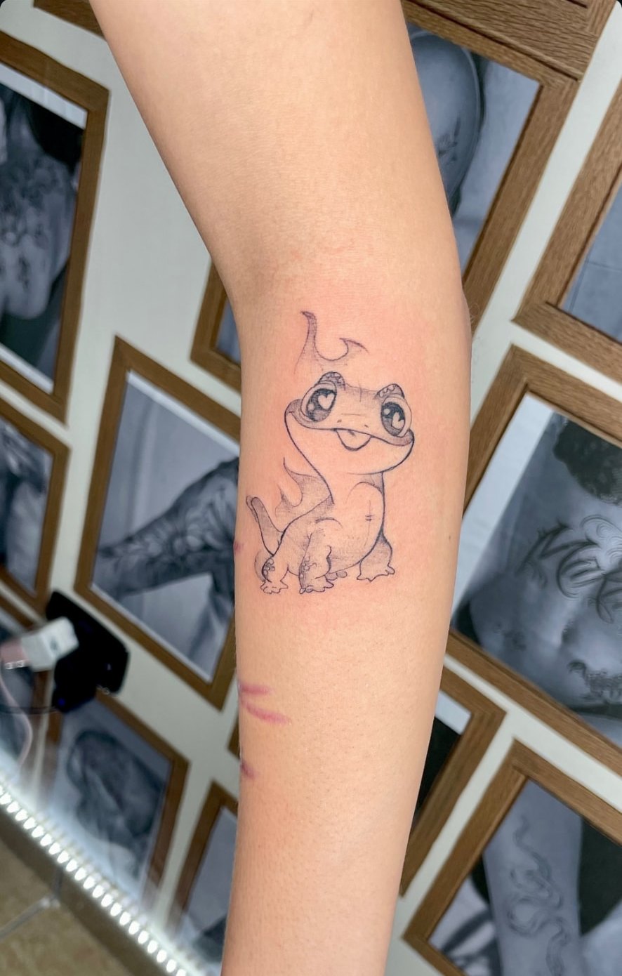 Tattoo fineline de personagem fofo em sombreado suave